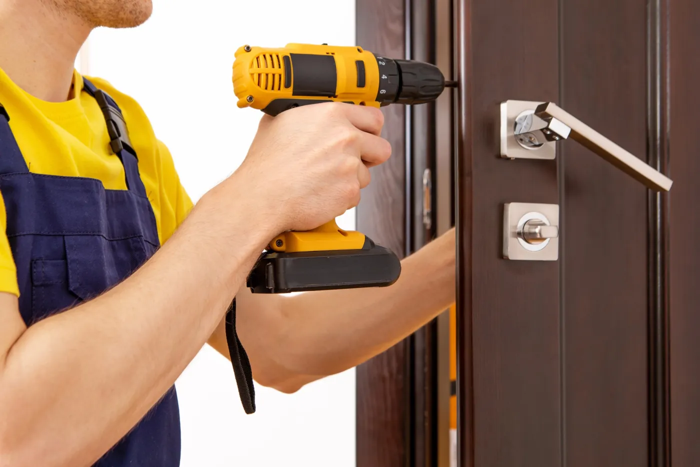 Perçage et fixation d'une serrure de sûreté sur une porte d'appartement